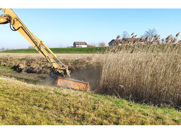 Tocator vegetatie - excavator Berti LAND/SB A.V.T. 200 -- excavator 14 - 20 tone, Ø 12cm. de vanzare